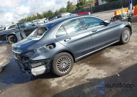 2015 Mercedes-Benz C 300 Luxury 4Matic z USA, uszkodzony, nr VIN 55SWF4KB3FU041584